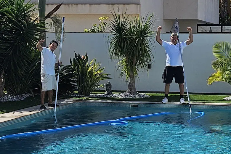 Der Poseidon Poolservice Torrevieja bei der Arbeit.