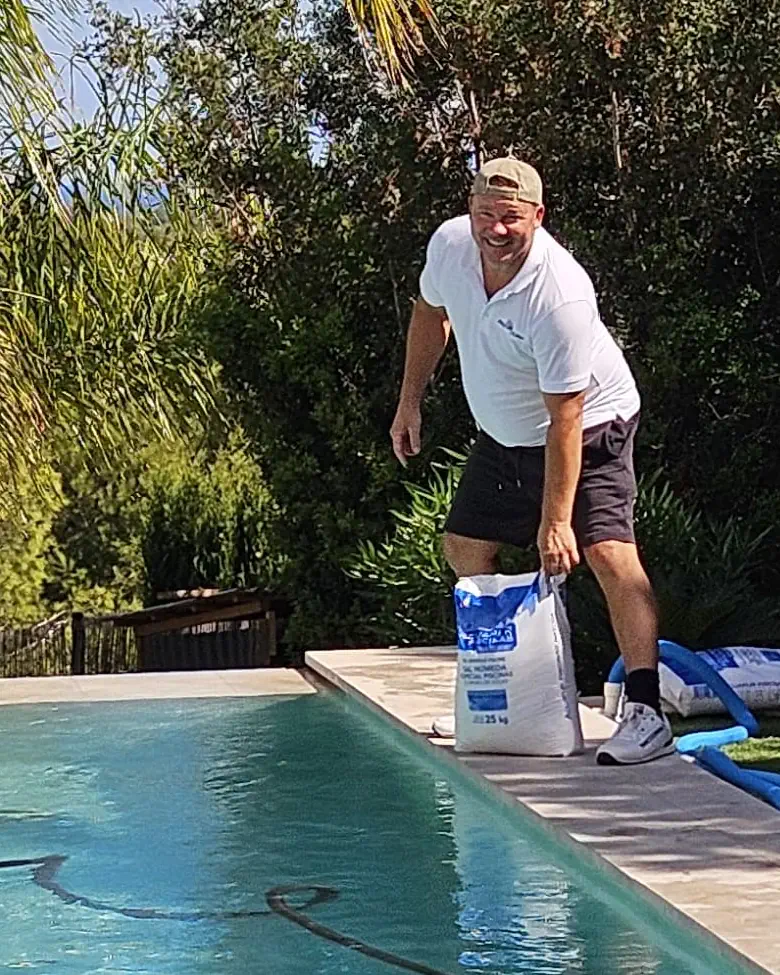 Poolreiniger Klaus Pantelis vom Poolservice Torrevieja.