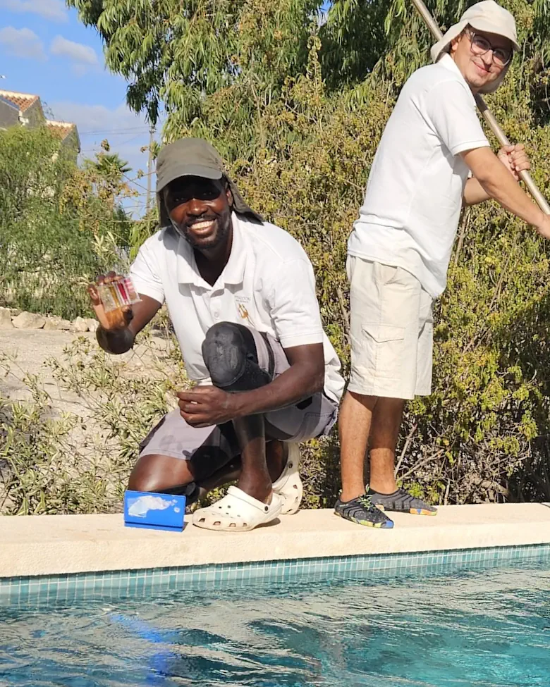 2 Mitarbeiter vom Poolservice Torrevieja und Orihuela Costa.