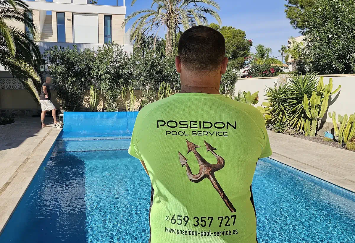 Der Poseidon Poolservice in Orihuela Costa kontrolliert einen Privatpool.